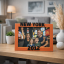 3D tištěný oranžový fotorámeček s motivem rodiny, mrakodrapů a nápisem New York 2012.